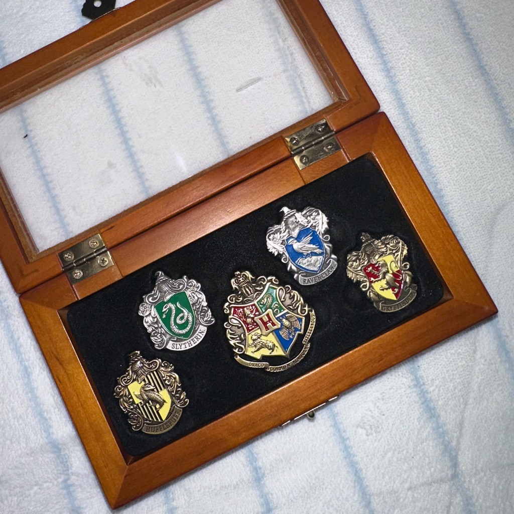 Hogwarts House Crest Pin Set - The Noble Collection 20$